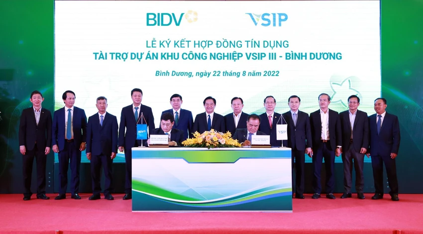 Đại diện hai đơn vị ký kết hợp đồng tín dụng. Ảnh: LA Đại diện hai đơn vị ký kết hợp đồng tín dụng. Ảnh: LA