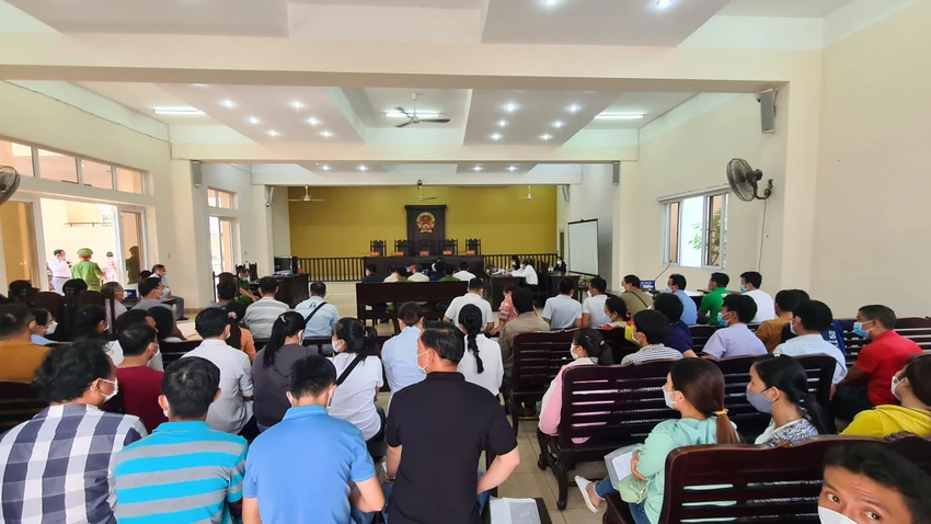 Hàng trăm bị hại đến tham dự phiên xử. Ảnh: LÊ ÁNH Hàng trăm bị hại đến tham dự phiên xử. Ảnh: LÊ ÁNH