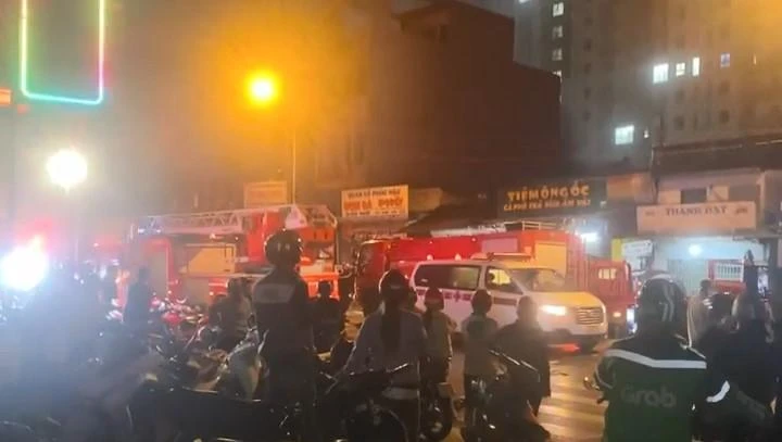 Nhiều xe chữa cháy và xe cấp cứu được huy động đến hiện trường. Ảnh: LA Nhiều xe chữa cháy và xe cấp cứu được huy động đến hiện trường. Ảnh: LA