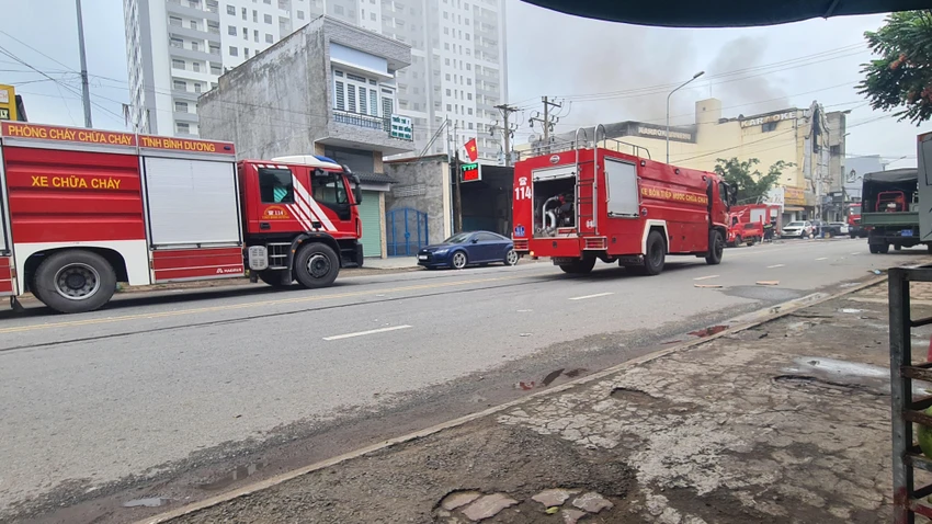 Các xe tiếp nước liên tục thay phiên để tiếp nước cho công tác chữa cháy. Ảnh: LÊ ÁNH