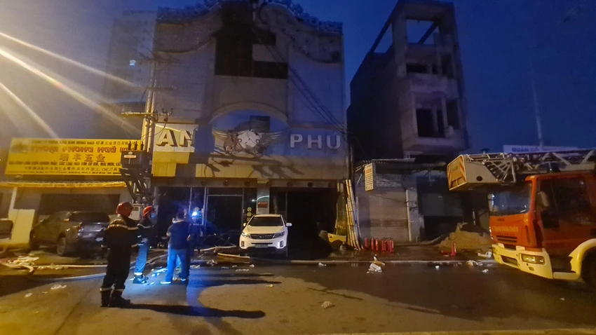 Đại tá Nguyễn Thanh Điệp, Phó Giám đốc Công an tỉnh Bình Dương túc trực tại hiện trường vụ cháy để chỉ đạo công tác chữa cháy và cứu hộ. Ảnh: LÊ ÁNH Đại tá Nguyễn Thanh Điệp, Phó Giám đốc Công an tỉnh Bình Dương túc trực tại hiện trường vụ cháy để chỉ đạo công tác chữa cháy và cứu hộ. Ảnh: LÊ ÁNH