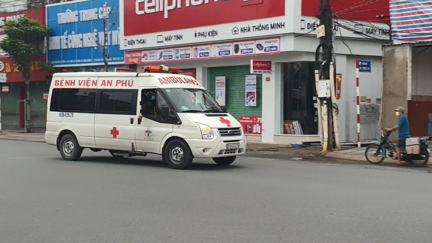 Xe cấp cứu chở các thi thể liên tục đưa các nạn nhân về nhà xác. Ảnh: LÊ ÁNH Xe cấp cứu chở các thi thể liên tục đưa các nạn nhân về nhà xác. Ảnh: LÊ ÁNH