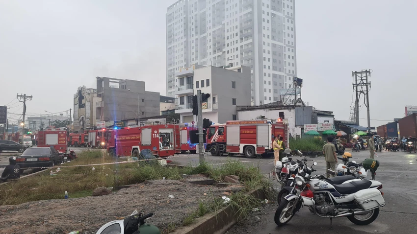 Đến 7 giờ ngày 7-9 hiện trường vụ cháy vẫn được phong tỏa nghiêm ngặt. Ảnh: LÊ ÁNH Đến 7 giờ ngày 7-9 hiện trường vụ cháy vẫn được phong tỏa nghiêm ngặt. Ảnh: LÊ ÁNH