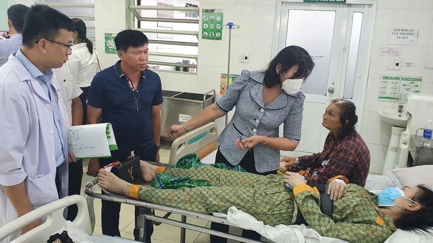 Lãnh đạo TP Thuận An hỏi thăm các nạn nhân bị thương trong vụ cháy khiến 12 người chết và hàng chục người bị thương. Ảnh: LÊ ÁNH Lãnh đạo TP Thuận An hỏi thăm các nạn nhân bị thương trong vụ cháy khiến 12 người chết và hàng chục người bị thương. Ảnh: LÊ ÁNH