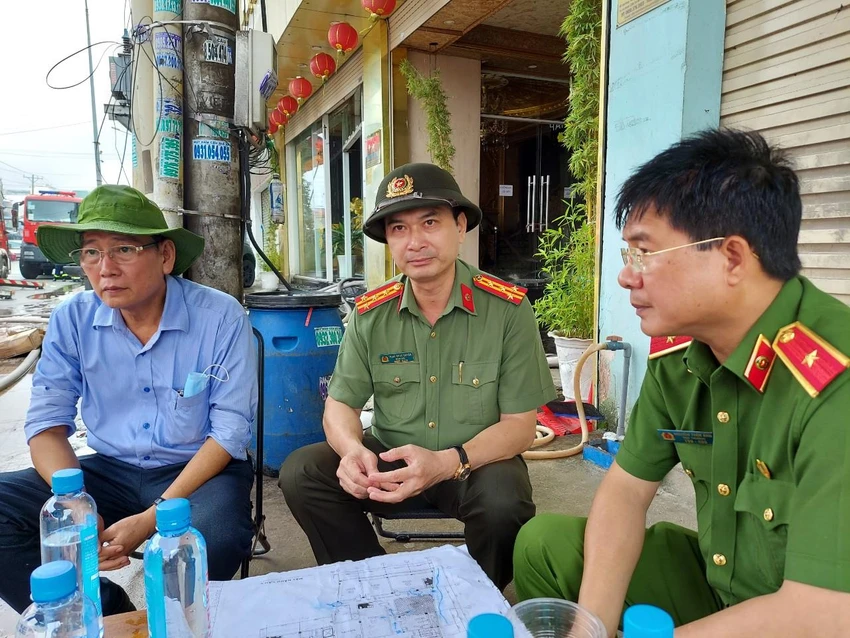 Lãnh đạo Bộ Công an, lãnh đạo tỉnh Bình Dương và lãnh đạo Công an tỉnh Bình Dương vẫn đang túc trực tại hiện trường chỉ đạo công tác cứu nạn. Lãnh đạo Bộ Công an, lãnh đạo tỉnh Bình Dương và lãnh đạo Công an tỉnh Bình Dương vẫn đang túc trực tại hiện trường chỉ đạo công tác cứu nạn.