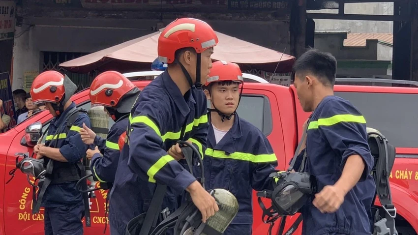 Với tinh thần hỗ trợ, cán bộ chiến sĩ Công an TP.HCM phối hợp với Công an Bình Dương quyết tâm tìm kiếm bằng được các nạn nhân sớm nhất.