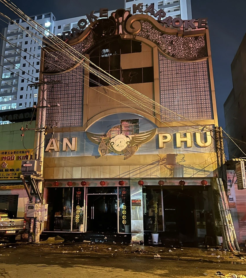 Quán karaoke được tìm kiếm kỹ lưỡng mọi ngóc nghách để không sót bất kỳ nạn nhân nào. Ảnh: LÊ ÁNH Quán karaoke được tìm kiếm kỹ lưỡng mọi ngóc nghách để không sót bất kỳ nạn nhân nào. Ảnh: LÊ ÁNH