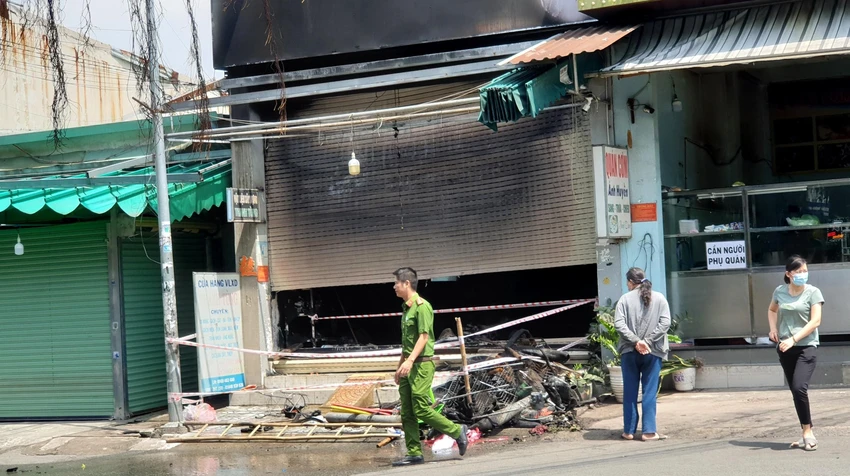 Công an phong tỏa để khám nghiệm hiện trường. Ảnh: LÊ ÁNH Công an phong tỏa để khám nghiệm hiện trường. Ảnh: LÊ ÁNH