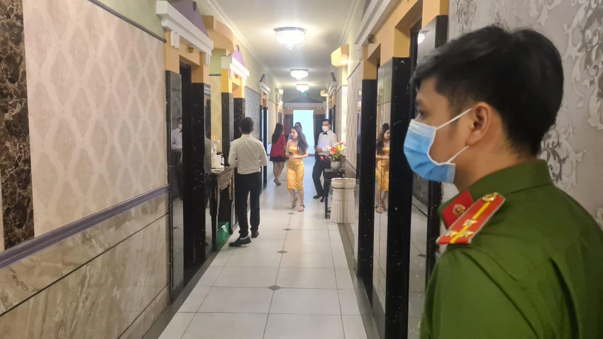 Lực lượng công an kiểm tra các quán karaoke trên địa bàn TP Thủ Dầu Một. Ảnh: LÊ ÁNH Lực lượng công an kiểm tra các quán karaoke trên địa bàn TP Thủ Dầu Một. Ảnh: LÊ ÁNH