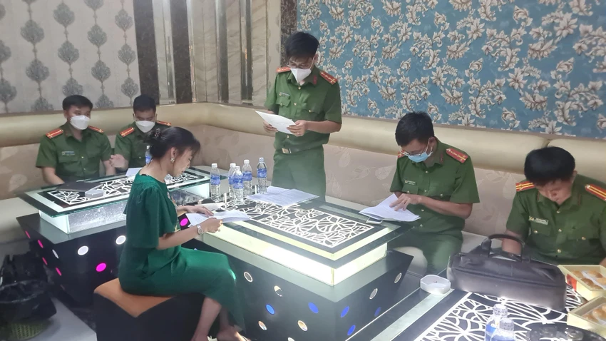 Lực lượng công an kiểm tra quán karaoke và massage Thiên Tình Nghĩa. Ảnh: LÊ ÁNH Lực lượng công an kiểm tra quán karaoke và massage Thiên Tình Nghĩa. Ảnh: LÊ ÁNH