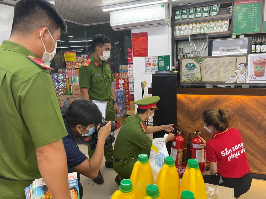 Công an kiểm tra tại một chung cư tại phường Hiệp Thành, TP Thủ Dầu Một. Ảnh: LÊ ÁNH Công an kiểm tra tại một chung cư tại phường Hiệp Thành, TP Thủ Dầu Một. Ảnh: LÊ ÁNH