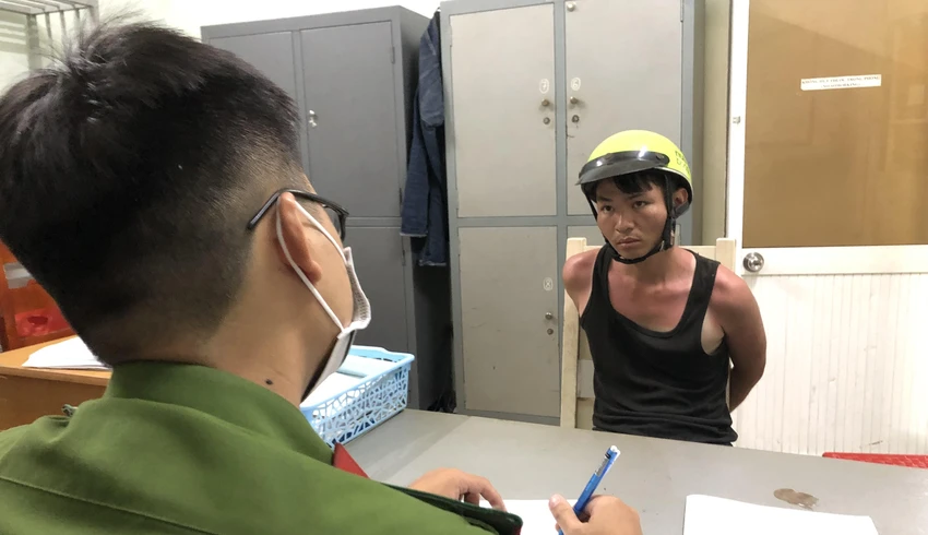 Thời điểm bị bắt, Sơn có dấu hiệu không tỉnh táo. Ảnh: LA Thời điểm bị bắt, Sơn có dấu hiệu không tỉnh táo. Ảnh: LA