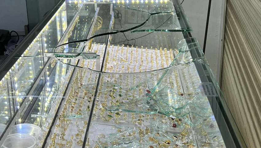 Còn khoảng 10 chiếc nhẫn vàng vẫn chưa tìm lại được sau khi Sơn ném ra ngoài đường. Ảnh: LA Còn khoảng 10 chiếc nhẫn vàng vẫn chưa tìm lại được sau khi Sơn ném ra ngoài đường. Ảnh: LA