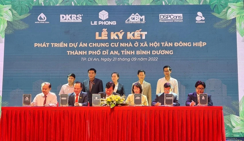 Ký kết hợp tác giữa Tập đoàn Lê Phong và các doanh nghiệp để phát triển chung cư NƠXH. Ảnh: LÊ ÁNH Ký kết hợp tác giữa Tập đoàn Lê Phong và các doanh nghiệp để phát triển chung cư NƠXH. Ảnh: LÊ ÁNH