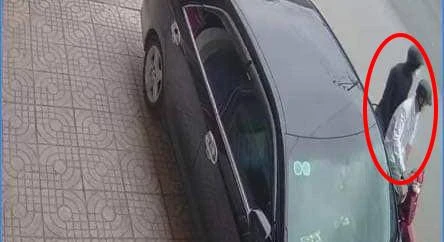 Hai nam thanh niên đi trên chiếc xe máy màu đỏ là nghi can gây ra vụ cướp tiệm vàng. Ảnh: Người dân cung cấp Hai nam thanh niên đi trên chiếc xe máy màu đỏ là nghi can gây ra vụ cướp tiệm vàng. Ảnh: Người dân cung cấp