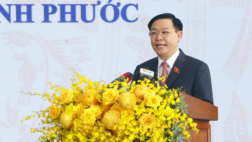 Chủ tịch Quốc hội Vương Đình Huệ hy vọng Chơn Thành sẽ phát triển mạnh mẽ trong tương lai để xứng tầm là hạt nhân, động lực quan trọng thúc đẩy phát triển kinh tế-xã hội của tỉnh Bình Phước. Ảnh: LÊ ÁNH Chủ tịch Quốc hội Vương Đình Huệ hy vọng Chơn Thành sẽ phát triển mạnh mẽ trong tương lai để xứng tầm là hạt nhân, động lực quan trọng thúc đẩy phát triển kinh tế-xã hội của tỉnh Bình Phước. Ảnh: LÊ ÁNH