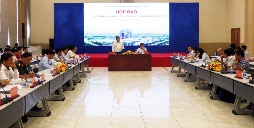 Ông Nguyễn Tầm Dương- Chánh Văn phòng UBND tỉnh Bình Dương thông tin về tình hình kinh tế-xã hội tỉnh Bình Dương. Ảnh: LÊ ÁNH