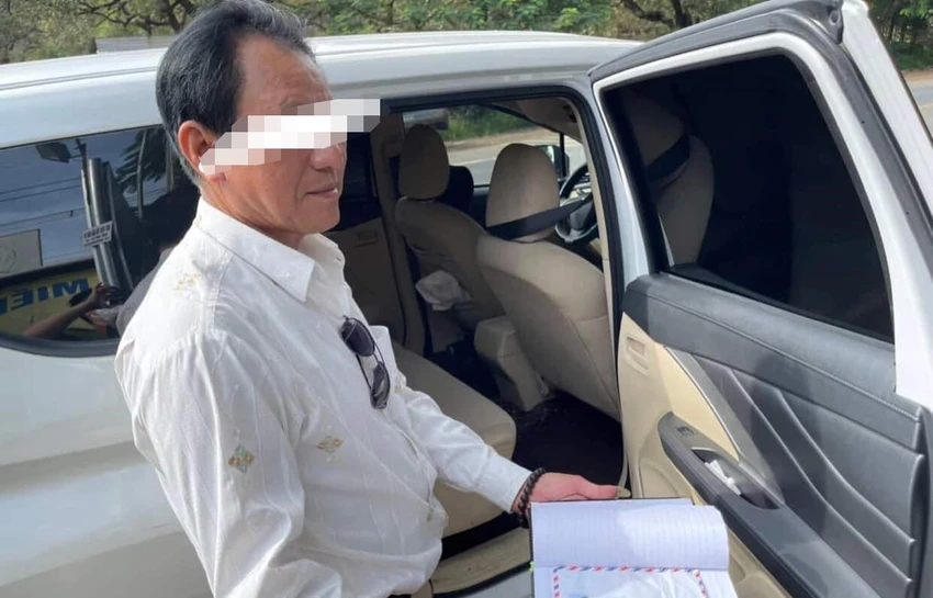 Ông Đức khi đang nhận tiền thì bị bắt quả tang. Ảnh: CACC Ông Đức khi đang nhận tiền thì bị bắt quả tang. Ảnh: CACC
