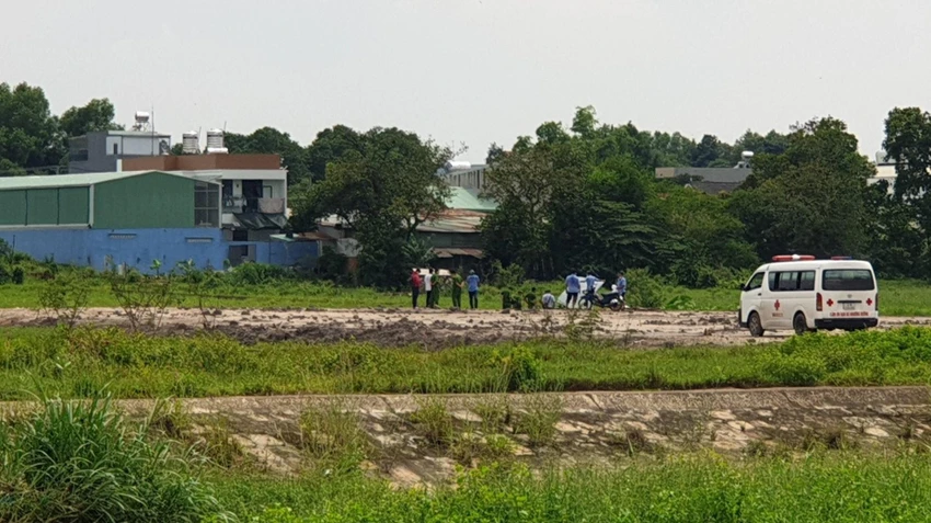 Lực lượng công an khám nghiệm hiện trường. Ảnh: LÊ ÁNH Lực lượng công an khám nghiệm hiện trường. Ảnh: LÊ ÁNH