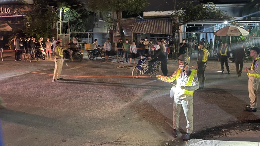 Lực lượng chức năng phong tỏa hiện trường điều tra vụ án mạng nghiêm trọng. Ảnh: Người dân cung cấp Lực lượng chức năng phong tỏa hiện trường điều tra vụ án mạng nghiêm trọng. Ảnh: Người dân cung cấp