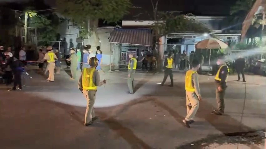 Lực lượng công an phong tỏa hiện trường điều tra vụ án mạng. Ảnh: LA Lực lượng công an phong tỏa hiện trường điều tra vụ án mạng. Ảnh: LA