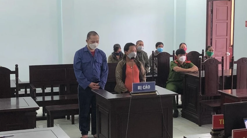 Hai bị cáo lãnh án vì hành hạ con. Ảnh: DH Hai bị cáo lãnh án vì hành hạ con. Ảnh: DH