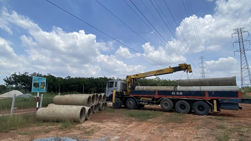 Nhiều người dân chủ quan, bỏ qua nhưng quy định về hành lang an toàn lưới điện cao áp nên đã để xảy ra các sự cố điện. Ảnh: LA Nhiều người dân chủ quan, bỏ qua nhưng quy định về hành lang an toàn lưới điện cao áp nên đã để xảy ra các sự cố điện. Ảnh: LA