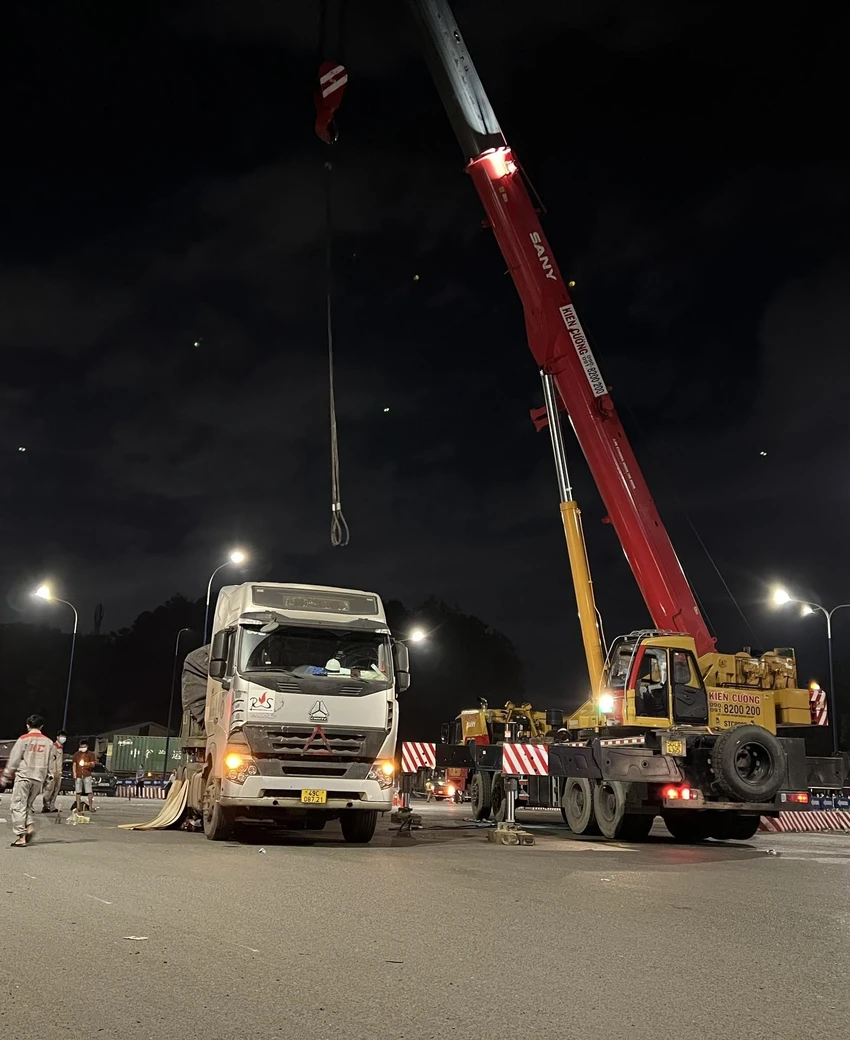 Xe cầu được huy động đến hiện trường để nâng xe đầu kéo đưa các thi thể bị mắc kẹt ra ngoài. Ảnh: LA Xe cầu được huy động đến hiện trường để nâng xe đầu kéo đưa các thi thể bị mắc kẹt ra ngoài. Ảnh: LA