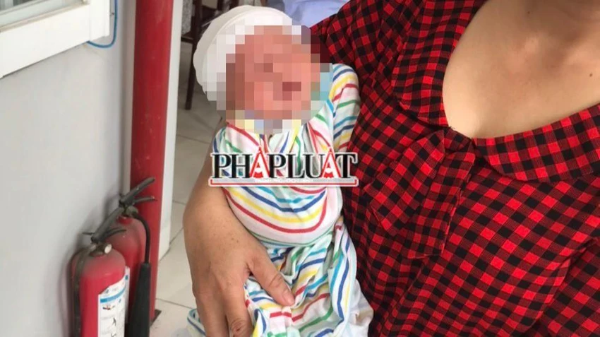 Một bé sơ sinh đang được giao dịch mua bán bị cơ quan công an bắt quả tang. Ảnh: NT