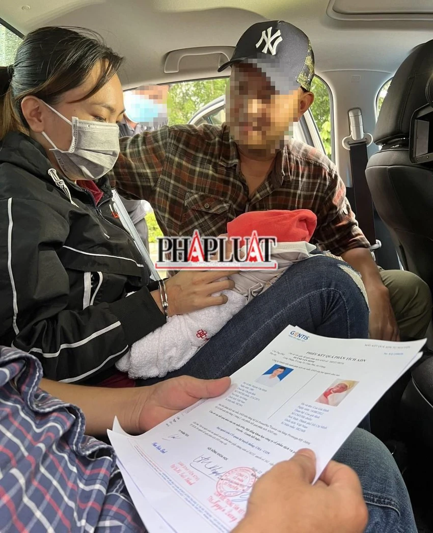 Như bị bắt quả tang cùng bé trai sơ sinh và giấy tờ giả. Ảnh: TS Như bị bắt quả tang cùng bé trai sơ sinh và giấy tờ giả. Ảnh: TS