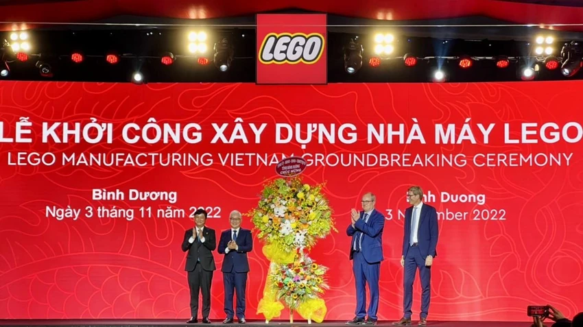 Ông Nguyễn Văn Lợi, Bí thư tỉnh ủy Bình Dương và ông Võ Văn Minh, Chủ tịch UBND tỉnh Bình Dương tặng hoa chúc mừng Tập Đoàn LEGO. Ảnh: NT Ông Nguyễn Văn Lợi, Bí thư tỉnh ủy Bình Dương và ông Võ Văn Minh, Chủ tịch UBND tỉnh Bình Dương tặng hoa chúc mừng Tập Đoàn LEGO. Ảnh: NT