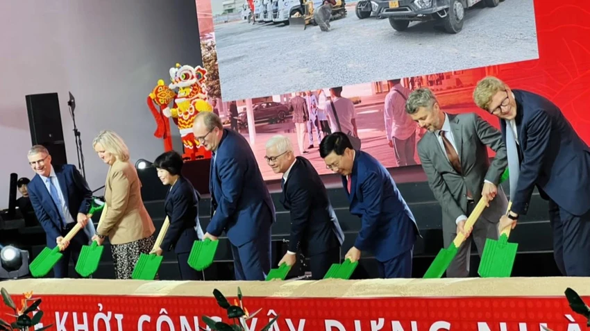 Nghi thức động thổ xây dựng nhà máy của LEGO tại khu công nghiệp Vsip III. Ảnh: NT Nghi thức động thổ xây dựng nhà máy của LEGO tại khu công nghiệp Vsip III. Ảnh: NT