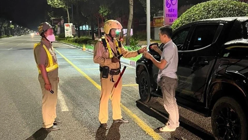 Nghiêm cấm can thiệp vào việc xử lý người điều khiển có nồng độ cồn. Ảnh: LA Nghiêm cấm can thiệp vào việc xử lý người điều khiển có nồng độ cồn. Ảnh: LA