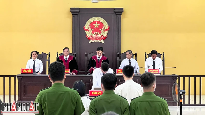 HĐXX tuyên trả hồ sơ điều tra bổ sung những tình tiết liên quan. Ảnh: LÊ ÁNH HĐXX tuyên trả hồ sơ điều tra bổ sung những tình tiết liên quan. Ảnh: LÊ ÁNH