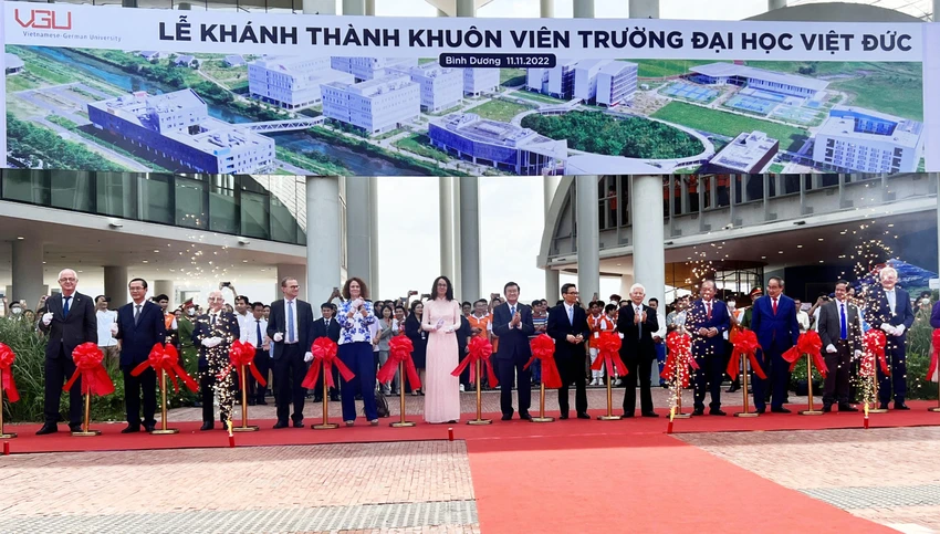 Các vị lãnh đạo cắt băng khánh thành Trường Đại học Việt Đức. Ảnh: LÊ ÁNH Các vị lãnh đạo cắt băng khánh thành Trường Đại học Việt Đức. Ảnh: LÊ ÁNH