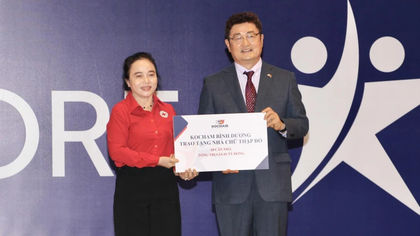 Doanh nghiệp Hàn Quốc trao học bổng và nhà tình nghĩa cho các em học sinh nghèo trên địa bàn tỉnh Bình Dương. Ảnh: BCM Doanh nghiệp Hàn Quốc trao học bổng và nhà tình nghĩa cho các em học sinh nghèo ở Bình Dương