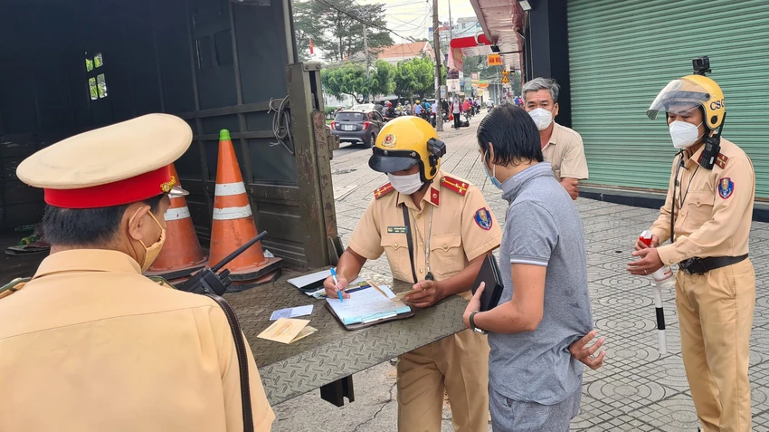 Lực lượng Cảnh sát giao thông kiên quyết xử lý nghiêm các hành vi vi phạm. Ảnh: LÊ ÁNH Lực lượng Cảnh sát giao thông kiên quyết xử lý nghiêm các hành vi vi phạm. Ảnh: LÊ ÁNH