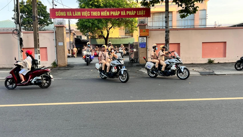 Phòng Cảnh sát giao thông ra quân đảm bảo an toàn giao thông, trật tự xã hội. Ảnh: LÊ ÁNH Phòng Cảnh sát giao thông ra quân đảm bảo an toàn giao thông, trật tự xã hội. Ảnh: LÊ ÁNH