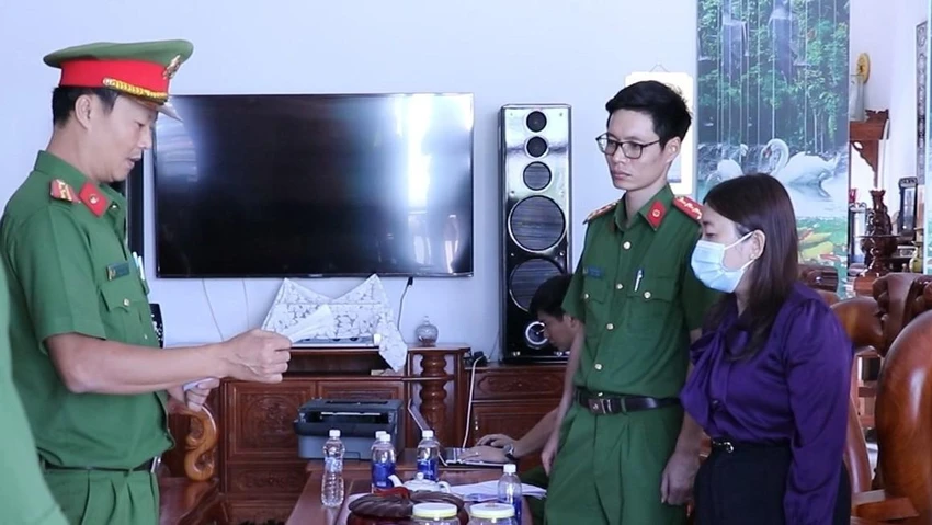Cơ quan điều tra đọc lệnh bắt bà Hồng. Ảnh: TT Cơ quan điều tra đọc lệnh bắt bà Hồng. Ảnh: TT