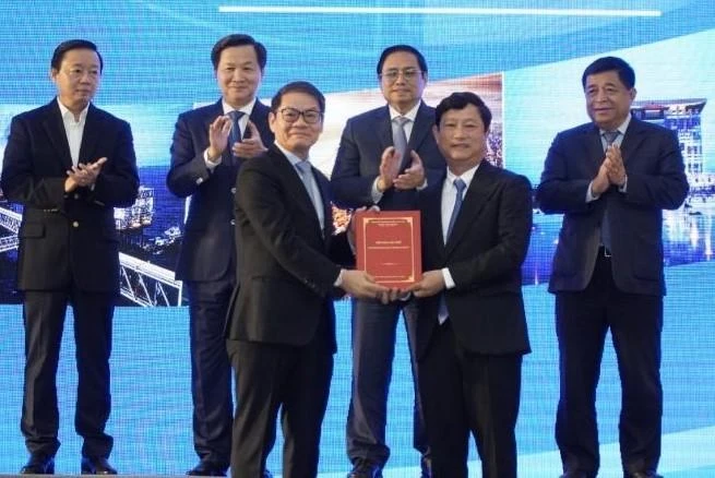 Ông Võ Văn Minh, Chủ tịch UBND tỉnh Bình Dương (bên phải), trao biên bản ghi nhớ dự án khu công nghiệp cơ khí hỗ trợ của Tập đoàn Trường Hải. Ảnh: BD Ông Võ Văn Minh, Chủ tịch UBND tỉnh Bình Dương (bên phải), trao biên bản ghi nhớ dự án khu công nghiệp cơ khí hỗ trợ của Tập đoàn Trường Hải. Ảnh: BD