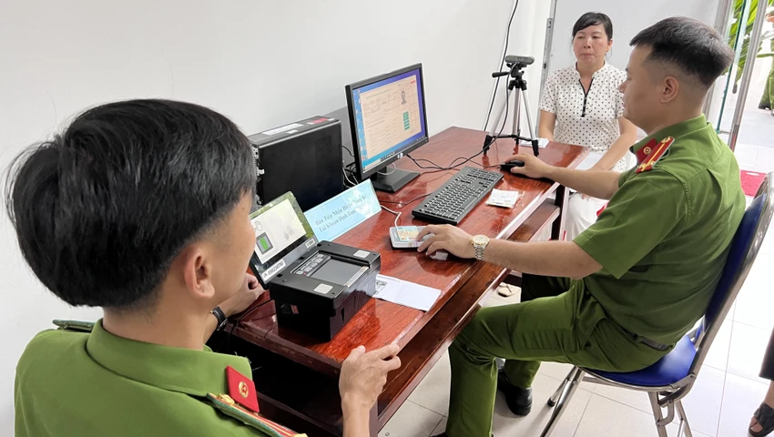 Lực lượng công an làm thẻ CCCD và tích hợp các giấy tờ vào tài khoản định danh điện tử cho người dân trong ngày đầu thí điểm. Ảnh: LÊ ÁNH binh-duong-trien-khai-de-an-06