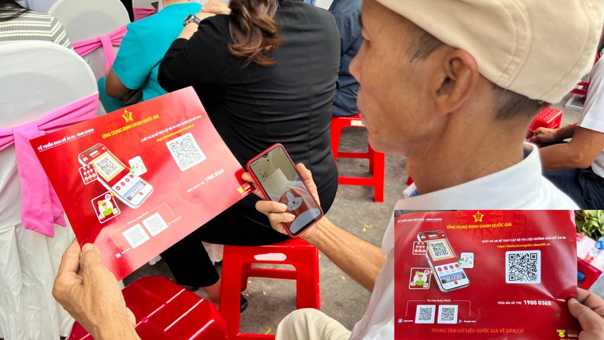 Mọi tài liệu hướng dẫn về các thủ tục công đều có khi người dân quét mã QR. Ảnh: LÊ ÁNH binh-duong-trien-khai-de-an-06