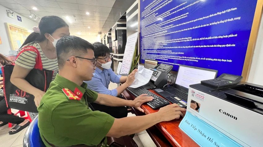 Lực lượng công an hướng dẫn cho người dân sử dụng dịch vụ công trực tuyến. Ảnh: LÊ ÁNH binh-duong-trien-khai-de-an-06