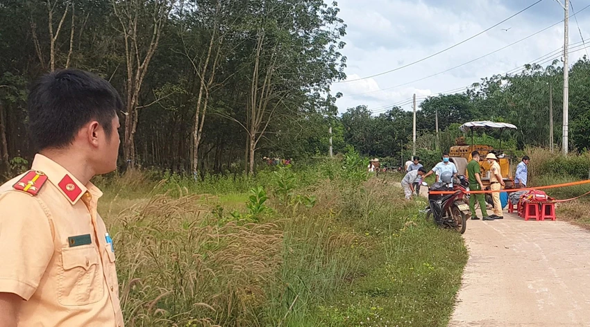 Lực lượng công an khám nghiệm hiện trường để điều tra nguyên nhân vụ tai nạn. Ảnh: TT Lực lượng công an khám nghiệm hiện trường để điều tra nguyên nhân vụ tai nạn. Ảnh: TT