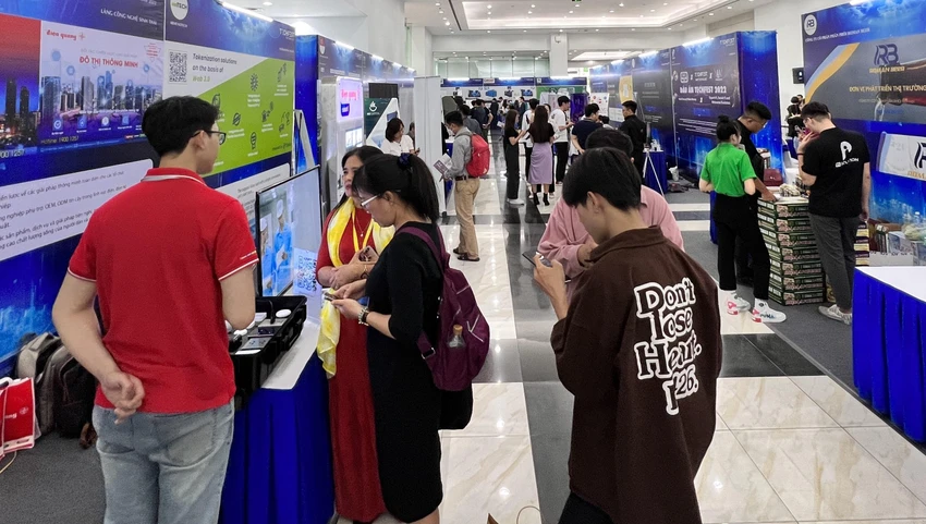 Triển lãm thu hút hàng ngàn khách đến tham quan và kết nối. Triển lãm thu hút hàng ngàn khách đến tham quan và kết nối.