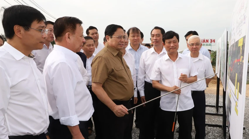 Thủ tướng đến các địa điểm triển khai các dự án giao thông trọng điểm kết nối vùng. Ảnh: BD Thủ tướng đến các địa điểm triển khai các dự án giao thông trọng điểm kết nối vùng. Ảnh: BD