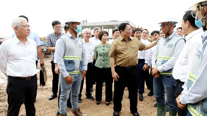 Thủ tướng động viên nhân viên, công nhân đang thi công tại các dự án. Ảnh: BD Thủ tướng động viên nhân viên, công nhân đang thi công tại các dự án. Ảnh: BD