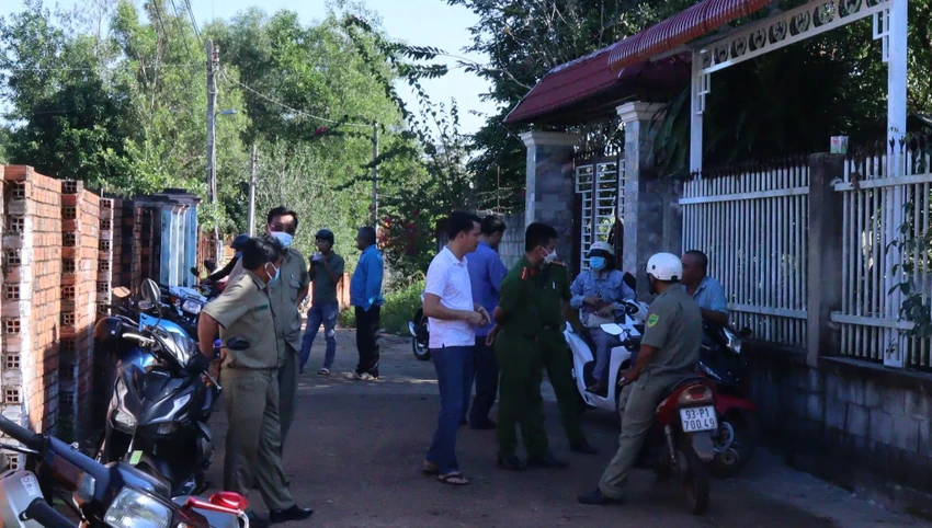 Lực lượng chức năng có mặt tại hiện trường để điều tra vụ việc. Ảnh: DH Lực lượng chức năng có mặt tại hiện trường để điều tra vụ việc. Ảnh: DH