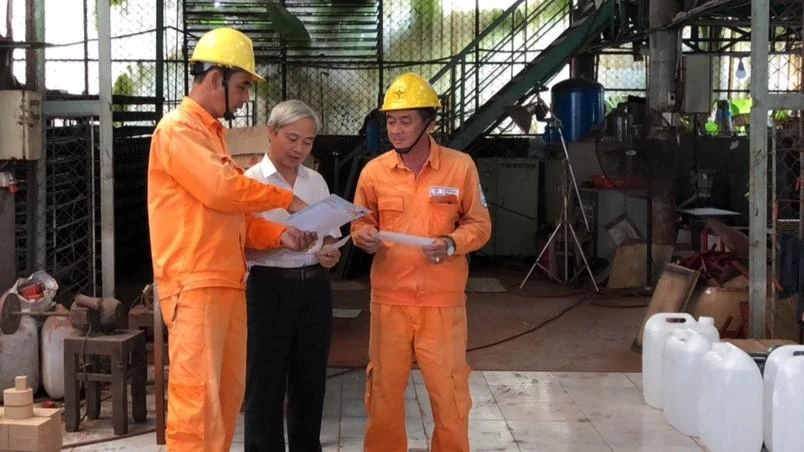 Khi người dân cần, nhân viên ngành điện lực đều có mặt hỗ trợ nhiệt tình. Ảnh: LA Khi người dân cần, nhân viên ngành điện lực đều có mặt hỗ trợ nhiệt tình. Ảnh: LA