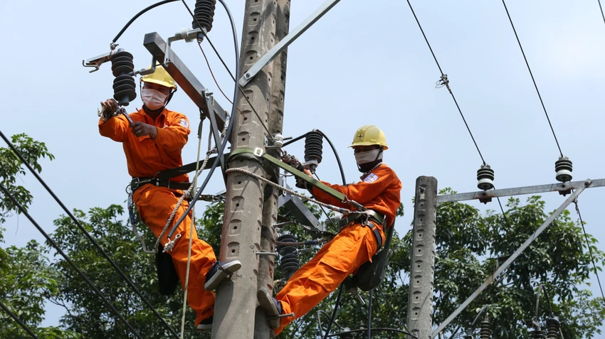 Mọi sự cố đều được Công ty Điện lực Bình Dương xử lý nhanh đảm bảo cung cấp điện ổn định. Ảnh: LA Mọi sự cố đều được Công ty Điện lực Bình Dương xử lý nhanh đảm bảo cung cấp điện ổn định. Ảnh: LA